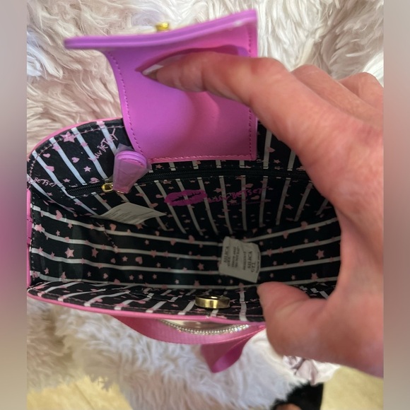 🩷🩷NWT-  Betsey Johnson, Luv Betsey, Quilted Heart-Shaped Crossbody Bag🩷🩷 - Picture 10 of 11